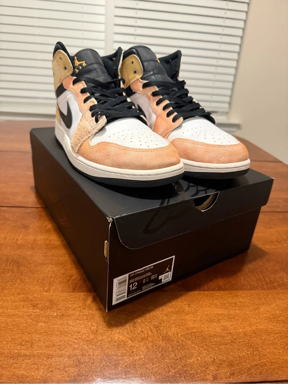 Jordan 1 Mid SE Flight Club